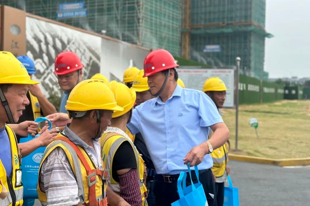 高温慰问送清凉，一线关怀润人心！双山建工开展在建工地高温慰问活动